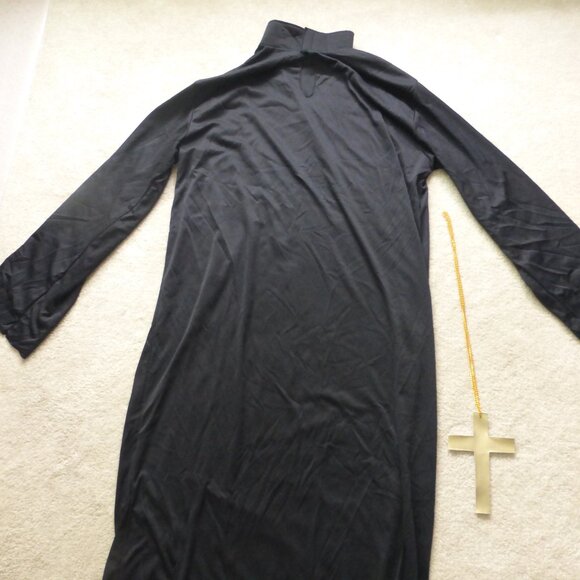 SPIRIT HALLOWEEN Men's Priest costume - Picture 6 of 14